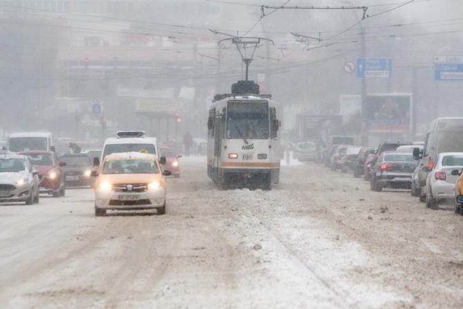 Trafic închis pe mai multe drumuri din cauza zăpezii. Zeci de mașini avariate