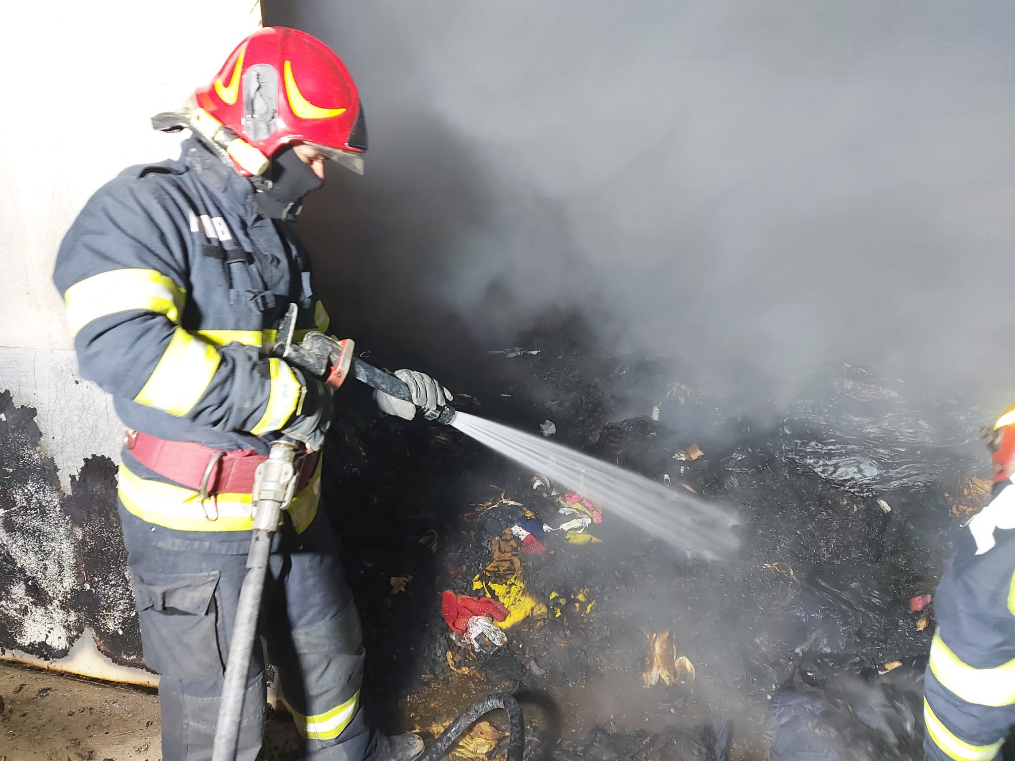 Explozie lângă un cămin de bătrâni din Giugiu. Zeci de oameni au fost evacuați de pompieri