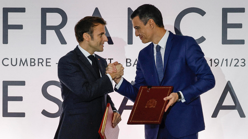 Emmanuel macron şi Pedro Sanchez semnează la Barcelona, cu mare pompă, un ”Tratat de prietenie şi cooperare”, o consolidare a relaţiilor bilaterale în domeniile migraţiei, apărării, energiei şi tineretului