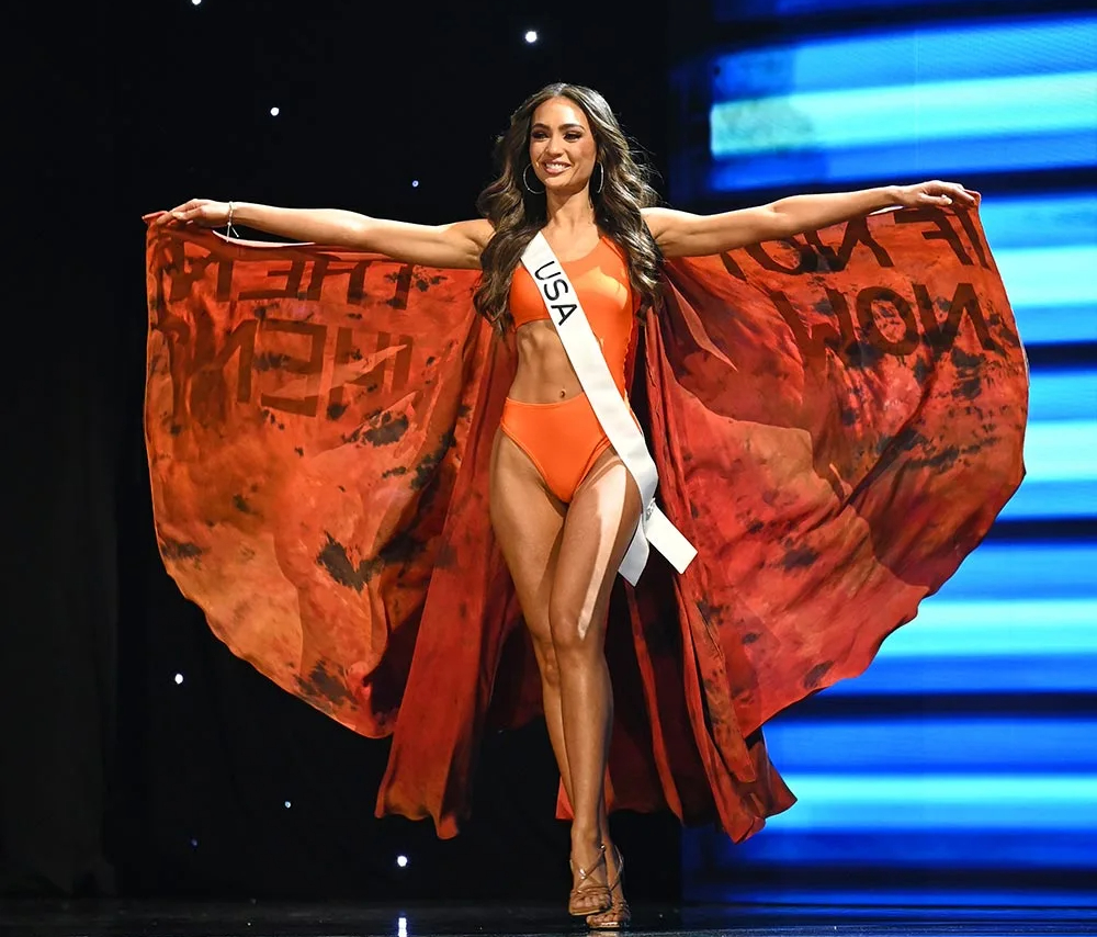 Scandal la Miss Universe 2023, unde o americancă a fost aleasă cea mai frumoasă femeie din lume. Este cea mai bătrână concurentă din istoria concursului iar originile sale sunt filipineze