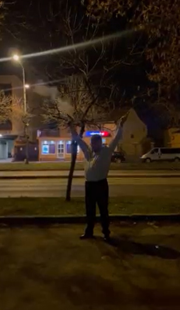 Scene hilare la Timișoara! Un bărbat a tras în aer cu două pistoale. „Cine este smecher, cine?!” VIDEO