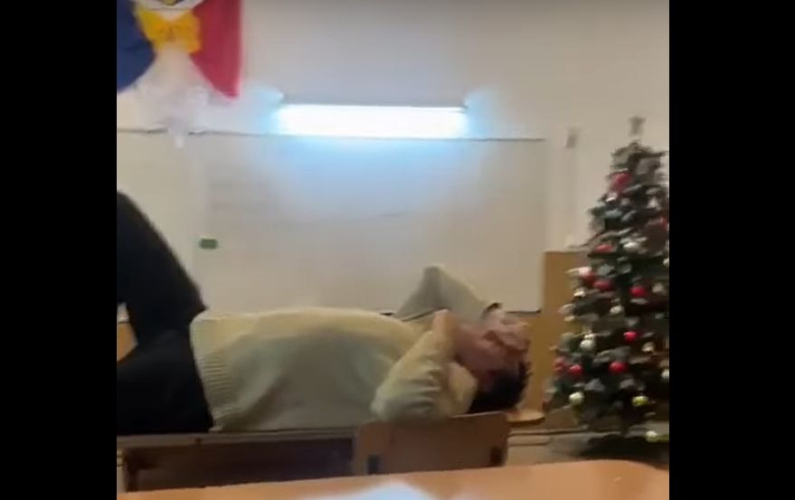 Imagini șocante într-un colegiu din Râmnicu Vâlcea. Un profesor de fizică stă întins pe catedră în timp ce elevii fac tumbe. VIDEO