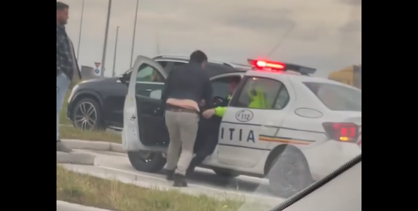 Hal de polițiști: Un șofer intră în autospeciala de poliție și își recuperează permisul cu forța, fără ca oamenii legii să facă ceva VIDEO