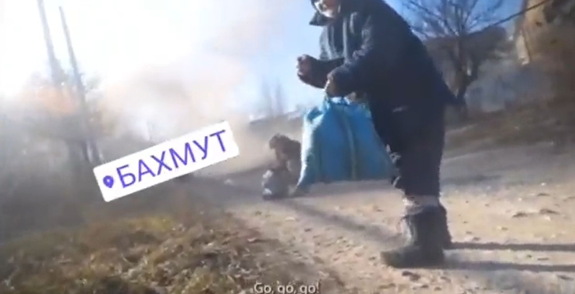 Imaginile morții în Bahmut. Momentul în care un obuz explodează lângă un grup de voluntari care ajutau civilii din Ucraina. VIDEO