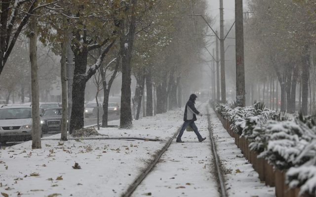 Weekend de iarnă: aproape jumătate de țară, sub avertizări meteo de viscol, ninsori abundente și lapoviță, până duminică dimineața