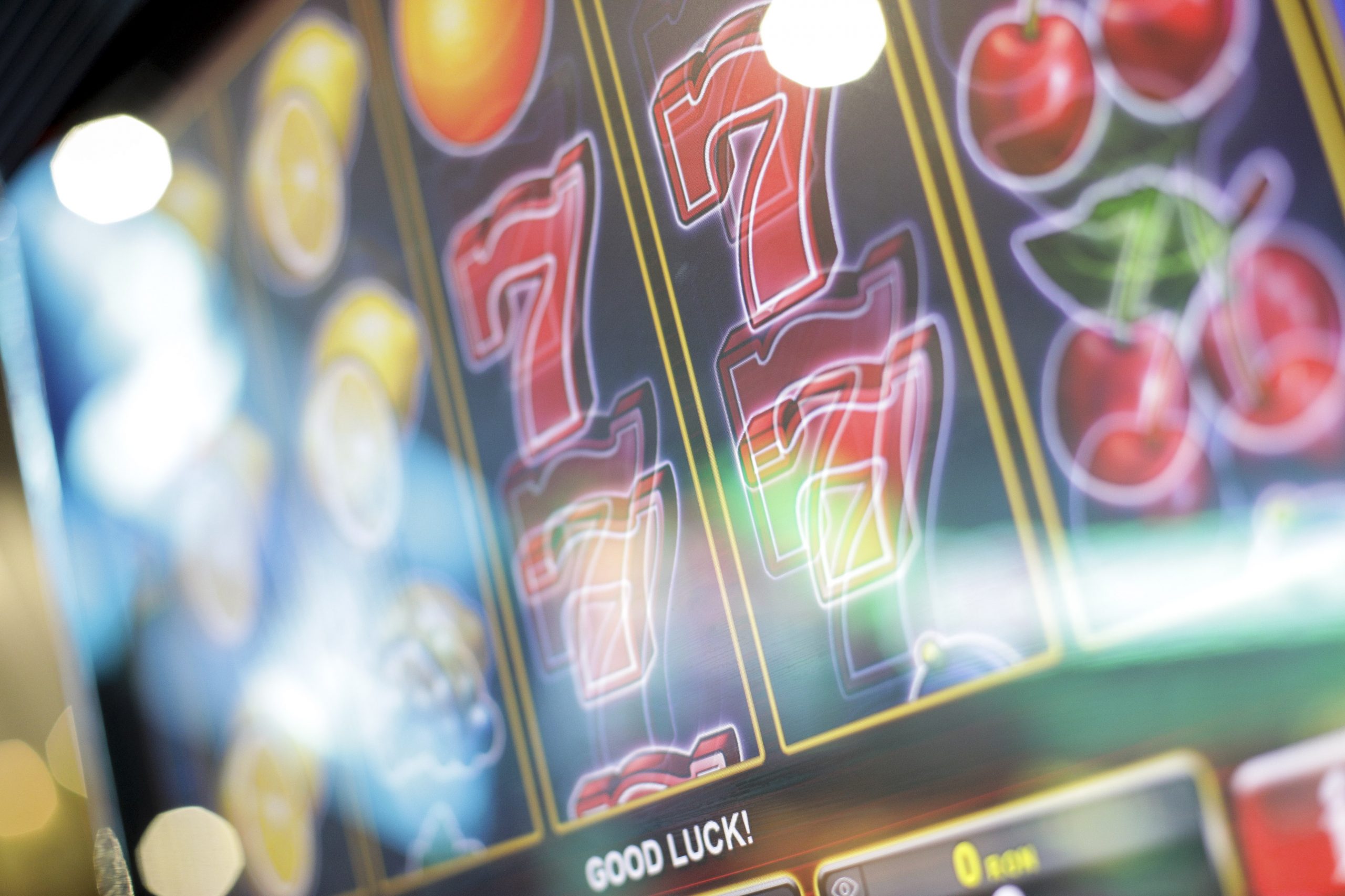 Se dă lege pentru interzicerea reclamelor la TV pentru cazinouri, jocuri de noroc și pariuri
