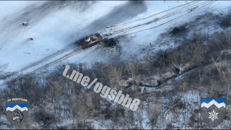 Momentul în care o blindată rusească este distrusă cu o rachetă trasă de aproape de un soldat ucrainean VIDEO