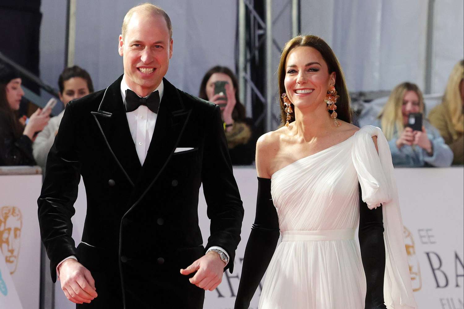 S-au decernat Premiile BAFTA pe 2023/Listă câștigători! Kate Middleton, pe covorul roșu cu o rochie refolosită și cercei de 20 de lire sterline