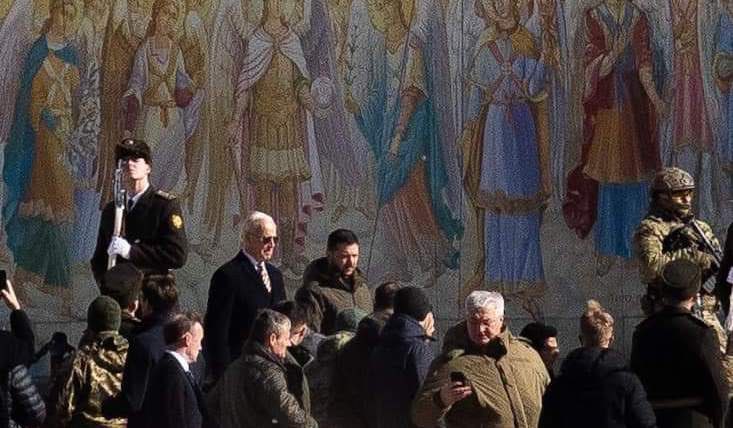 Joe Biden, vizită surpriză la Kiev. Sirenele au sunat în timp ce se plimba cu Zelenski