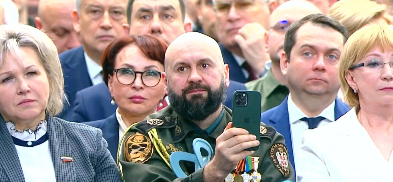 Extremistul sârb care spiona la Constanța pentru Rusia, fotografiat în primele rânduri, la discursul lui Vladimir Putin. FOTO