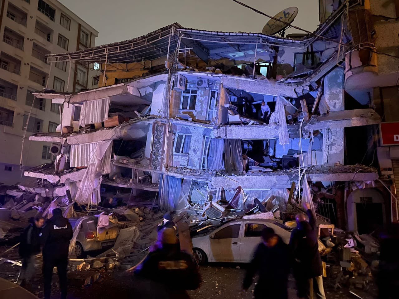 Cutremur de  magnitudine 7,8 în Turcia, printre cele mai puternice din ultimii 100 de ani. Peste 2.300 de morți în Turcia și Siria