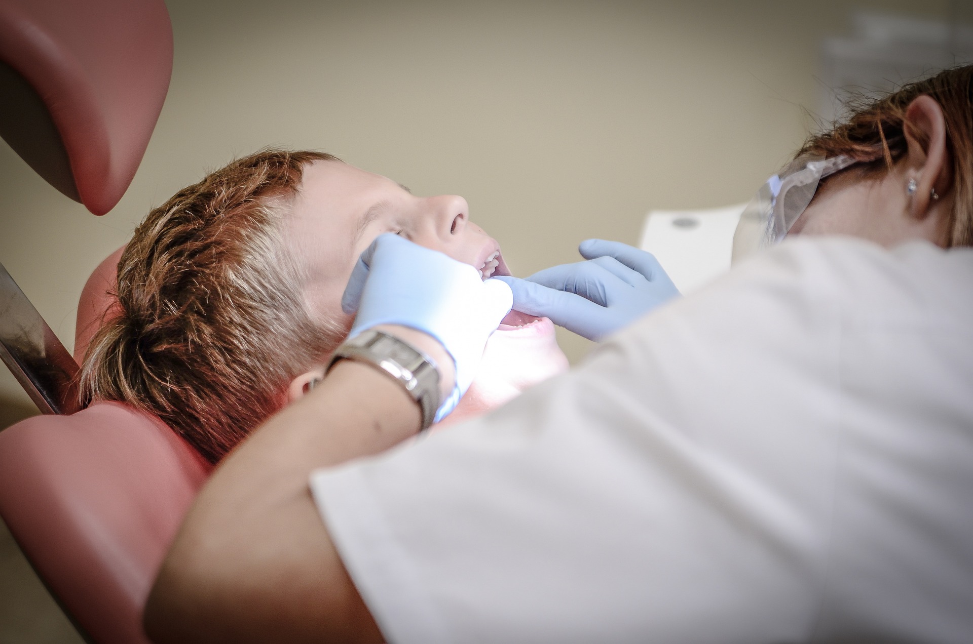 Studiu DENT ESTET si Reveal Marketing Research privind sănătatea dentară la copii: „Aproape jumătate dintre părinți își duc copilul la dentist pentru o igienizare mai rar de o dată la 2 ani”