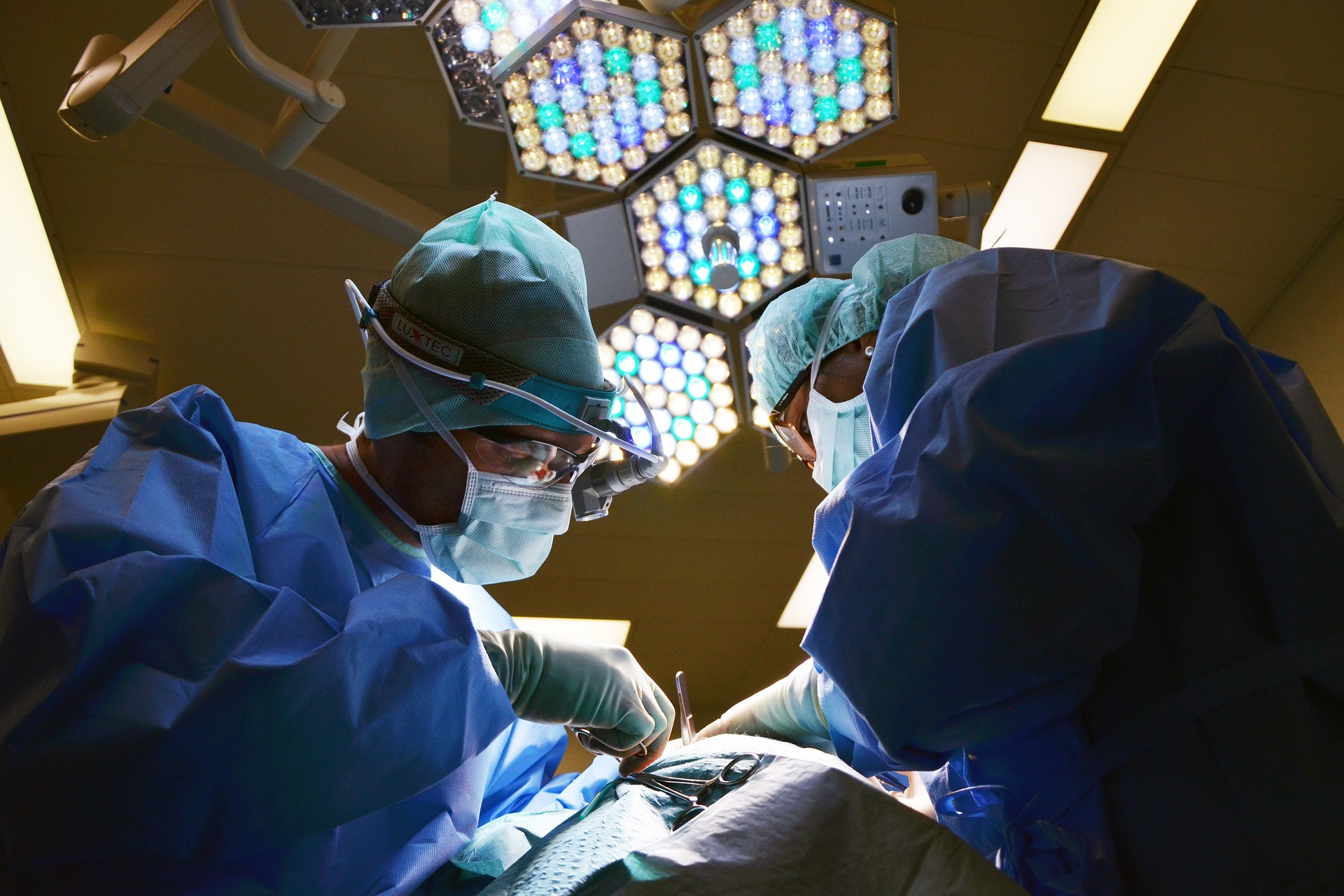 „Morga” pentru cardiarci. Doi medici sunt acuzați că luau dispozitive medicale de la cadavre și le montau pacienților