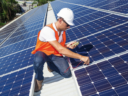 Românii care produc curent din fotovoltaice ar putea scăpa de taxa verde din factură