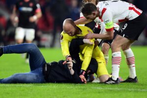 Scene șocante în PSV – Sevilla! Portarul oaspeților a pus la pământ un fan care a încercat să-l atace