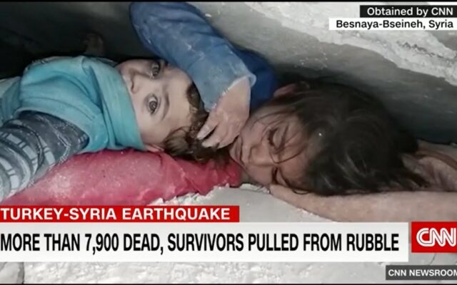 IMAGINI DRAMATICE: O fetiță și frățiorul ei, salvați în nordul Siriei, la 36 de ore după cutremur