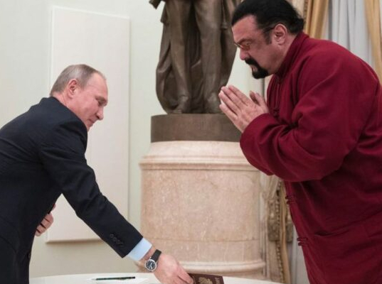 Vladimir Putin l-a decorat pe Steven Seagal! Actorul nu a dorit să facă declarații