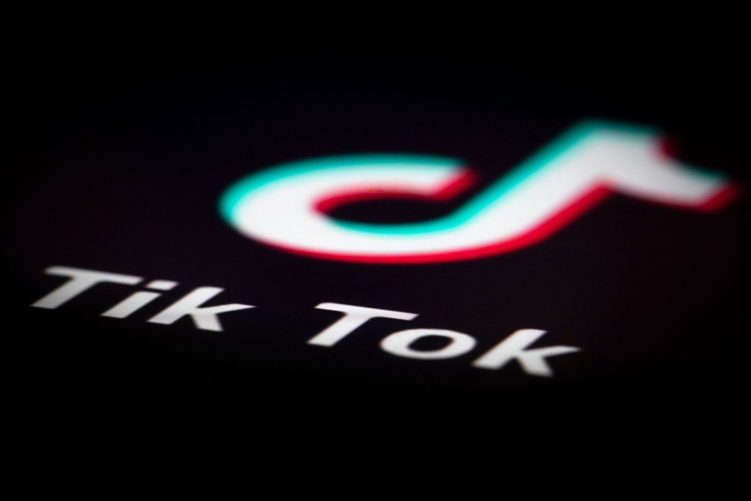 Canada banează TikTok pe toate telefoanele mobile în Guvern