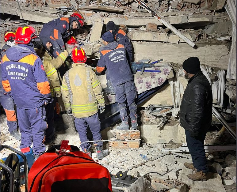 Premierul Ciucă cere controlarea firmelor din Turcia ale căror clădiri s-au prăbușit la cutremur: „Să se verifice dacă au construit în România”