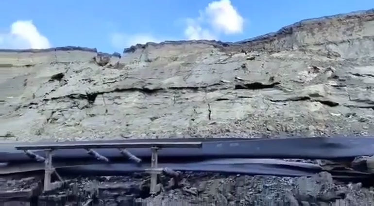 Un alt incident grav într-o carieră din Gorj. Zeci de bolovani se desprind dintr-un perete de piatră și le pun viața în pericol minerilor. VIDEO