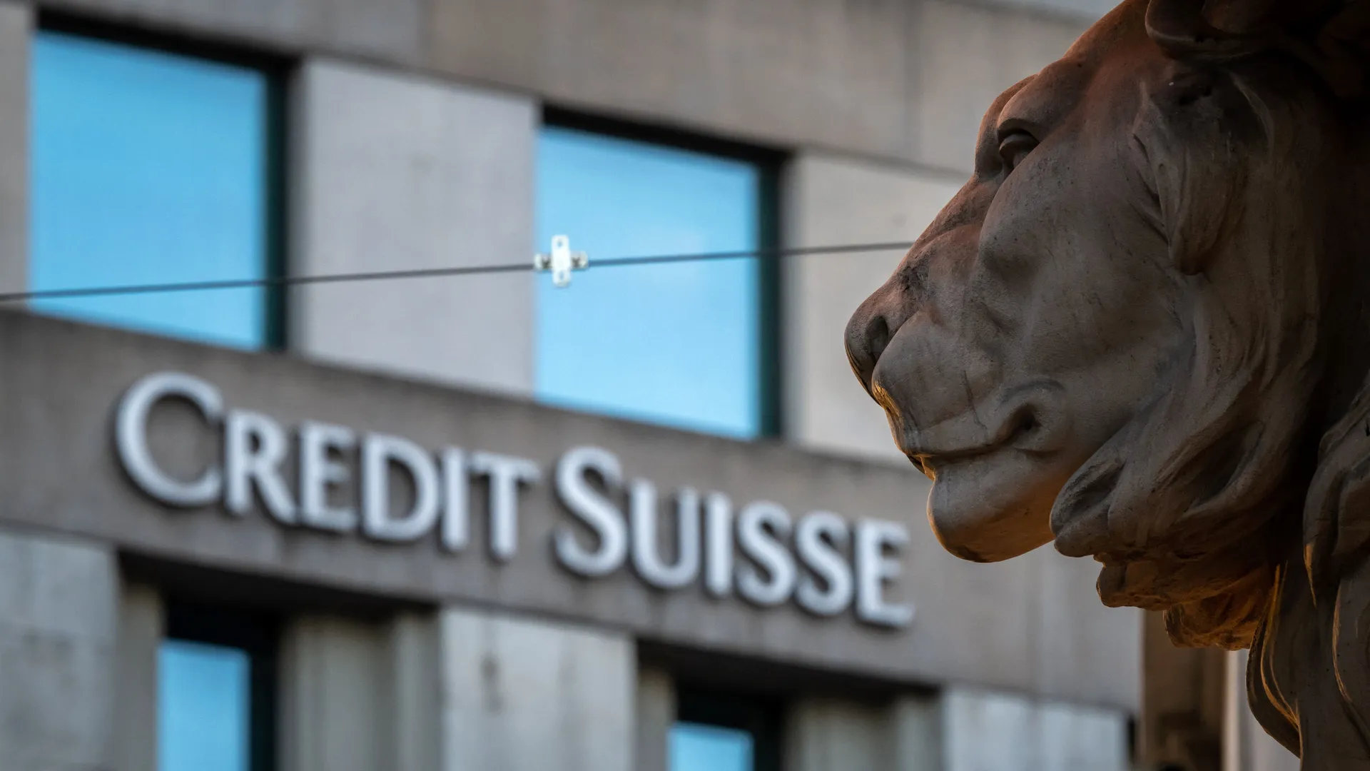 Acţiunile Credit Suisse au crescut cu mai mult de 30% joi dimineaţa
