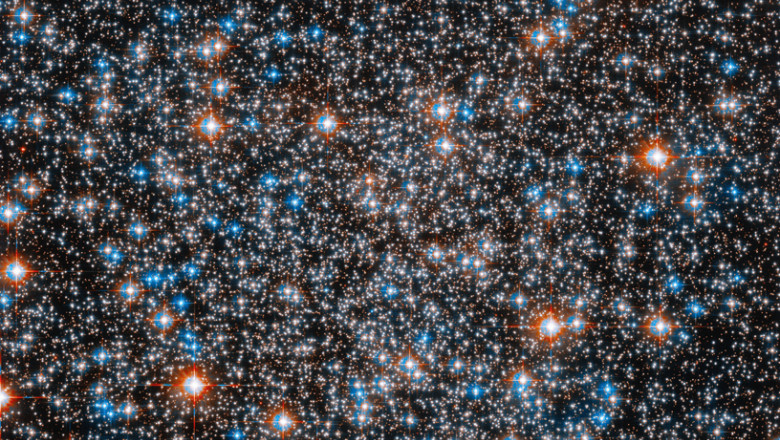 Imagine spectaculoasă surprinsă de Hubble cu un cluster globular aflat la 20.000 de ani lumină distanță