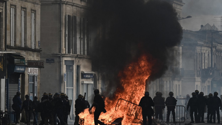 3,5 milioane de oameni au ieșit în stradă în Franța. Protestatarii au ars ușa primăriei din Bordeaux. 140 de incendii la Paris