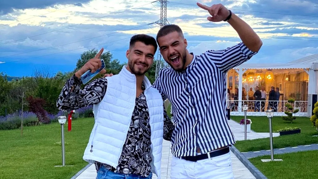 Familia cântărețului Culiță Sterp, vinde brânză, cașcaval și pastramă. Delici tradiționale apreciate, dar cu prețuri piperate