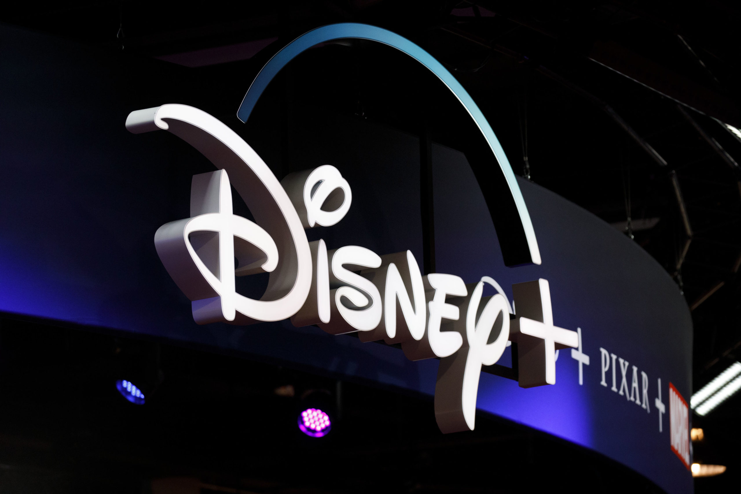 Disney începe în această săptămână concedierea a 7.000 de angajaţi