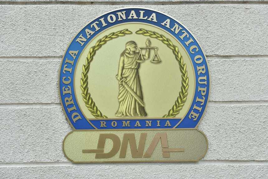 Doi angajaţi ai Companiei Aeroporturi Bucureşti, vizaţi într-un dosar de luare de mită şi trafic de influenţă instrumentat de DNA