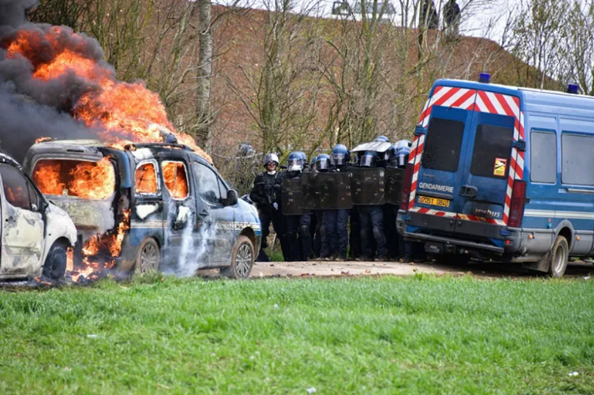 Ciocniri între poliţişti şi manifestanţi împotriva construirii unui rezervor mare de irigaţii în vestul Franţei