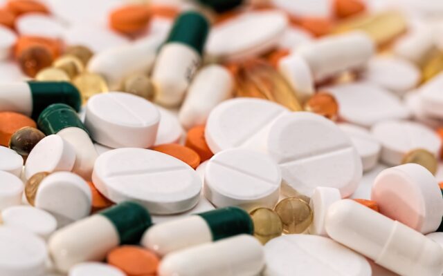 Antibioticele ar putea să nu mai poată fi luate din farmacii nici cu rețetă simplă. Ce spune Rafila