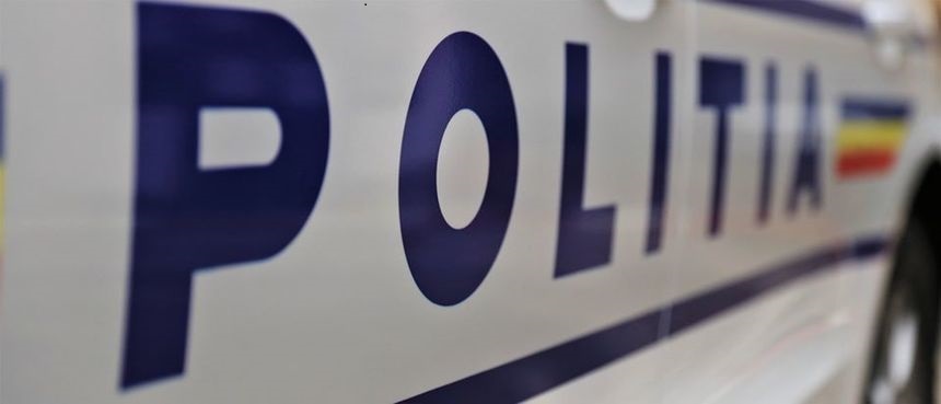 O fetiță de doi ani din Vâlcea a murit după ce a fost prinsă sub roata unei mașini. Șoferul, angajat al unei firme de curierat, în stare de șoc