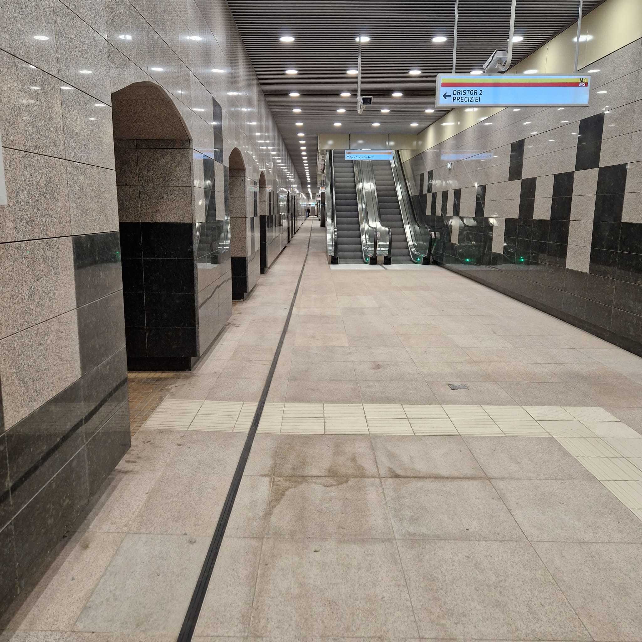 Metrorex anunţă finalizarea lucrărilor de adaptare a staţiei Eroilor 1/ Au fost date în folosinţă pasajele de legătură în corespondenţă directă între staţiile Eroilor 1 şi Eroilor 2 – FOTO