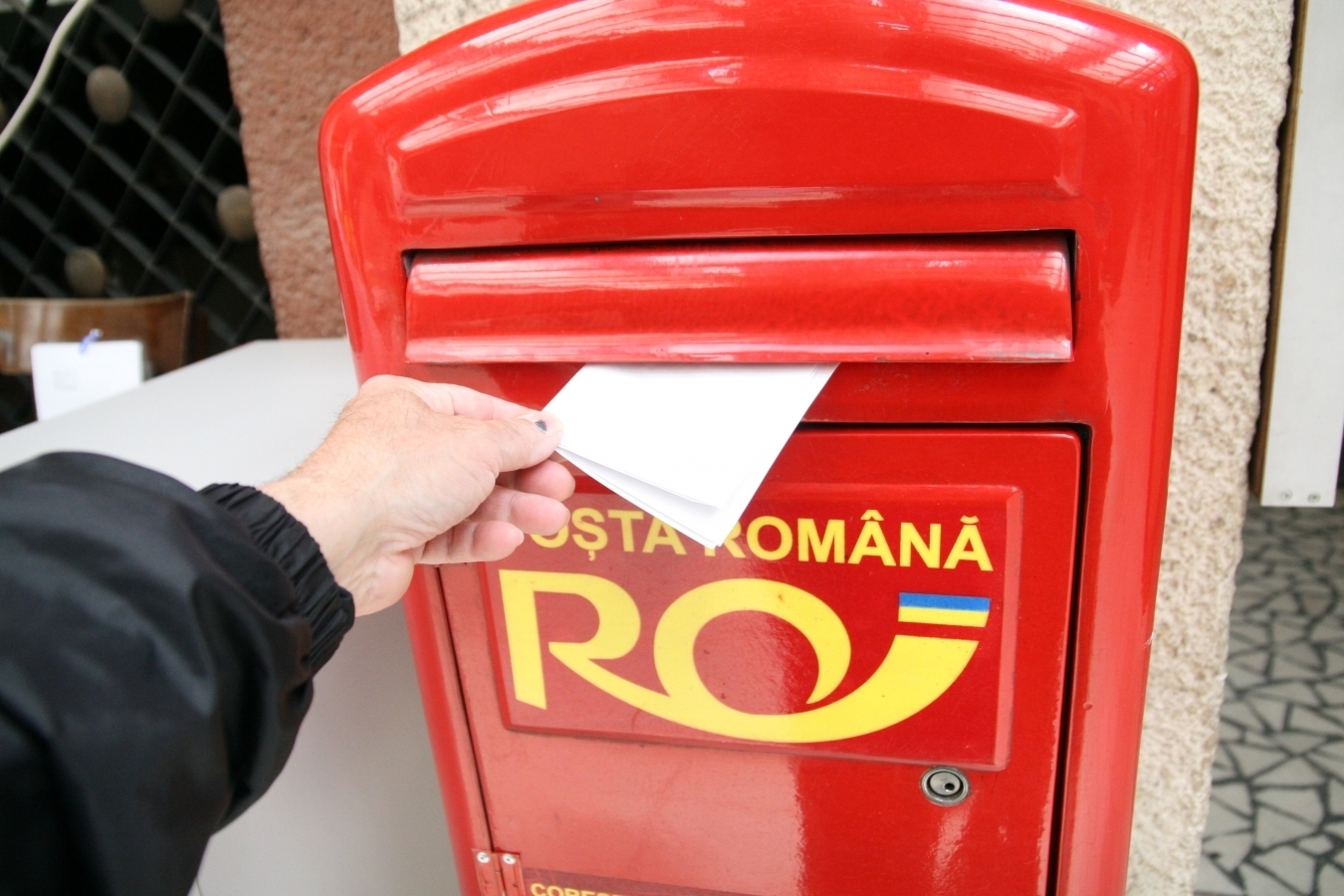 Poşta Română vrea să își îmbrace frumos angajații. FOTO