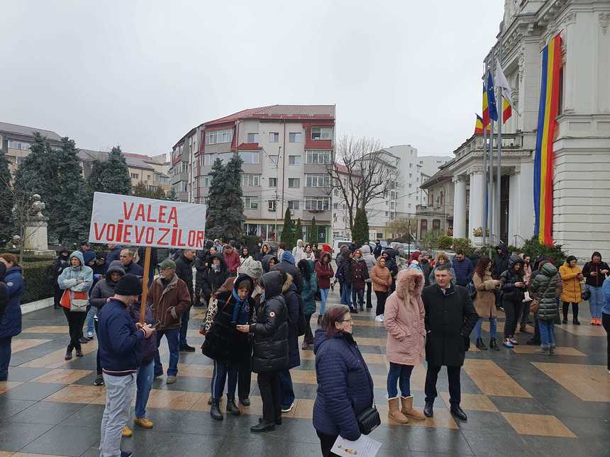 Protest în Dâmbovița. Părinţii elevilor din școala unde urmează a fie mutat băiatul care îşi bate colegii au trecut la amenințări