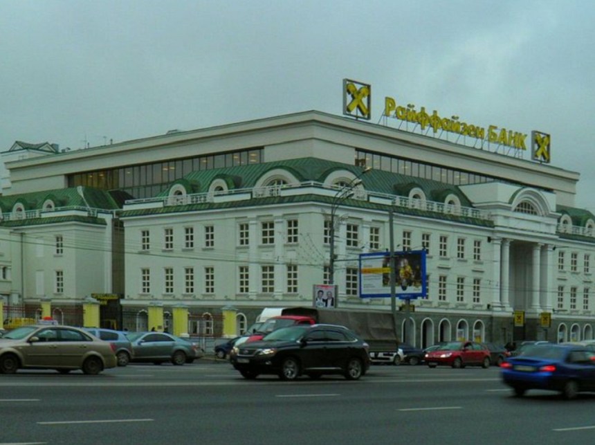 Raiffeisen, una dintre ultimele bănci internaţionale în Rusia, vrea să-şi ”vândă sau scindeze” filiala rusă
