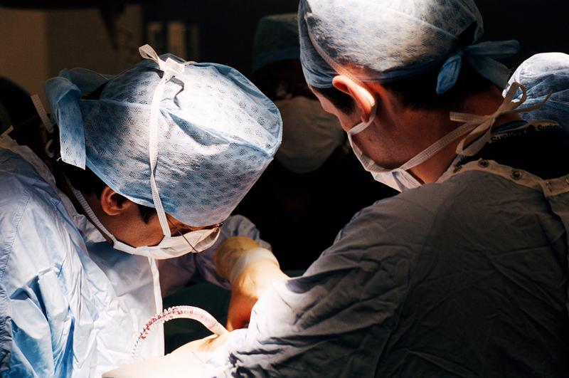 Operație pe creier cu pacientul treaz, în Bihor. Ce i s-a cerut bărbatului să facă în timpul intervenției