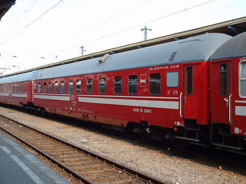 Patru trenuri de călători au întârzieri din cauză că un tren privat de marfă s-a defectat