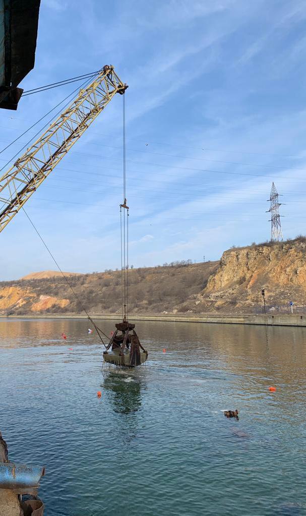 Constanţa: A început operaţiunea de extragere a încărcăturii de pe barja scufundată pe canalul Poarta Alba – Midia Năvodari