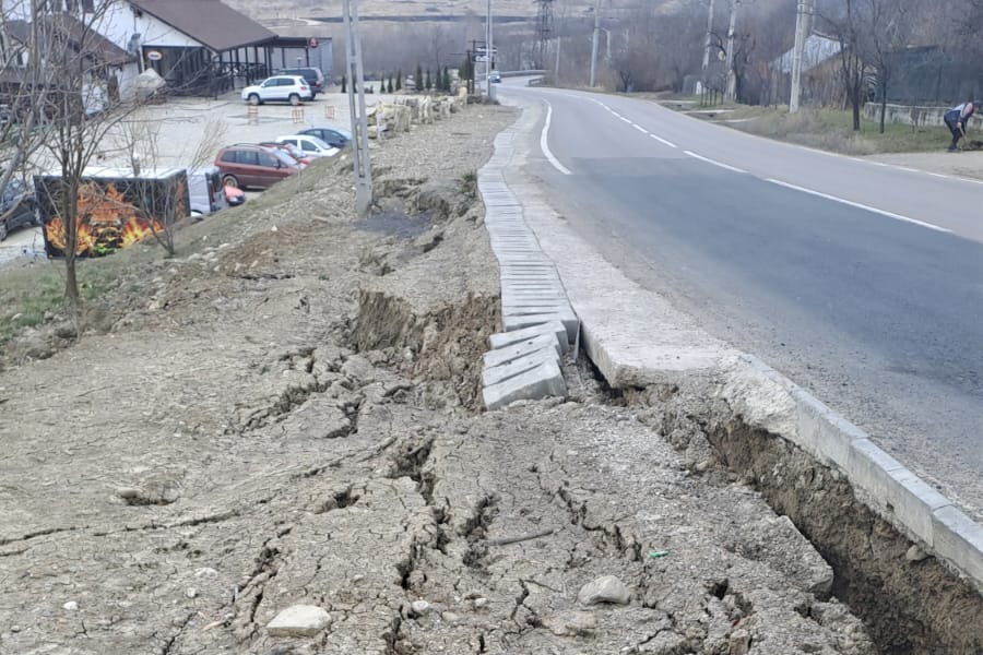 Încă o alunecare de teren, pe marginea DN 10, în Buzău. Se circulă cu viteză mică