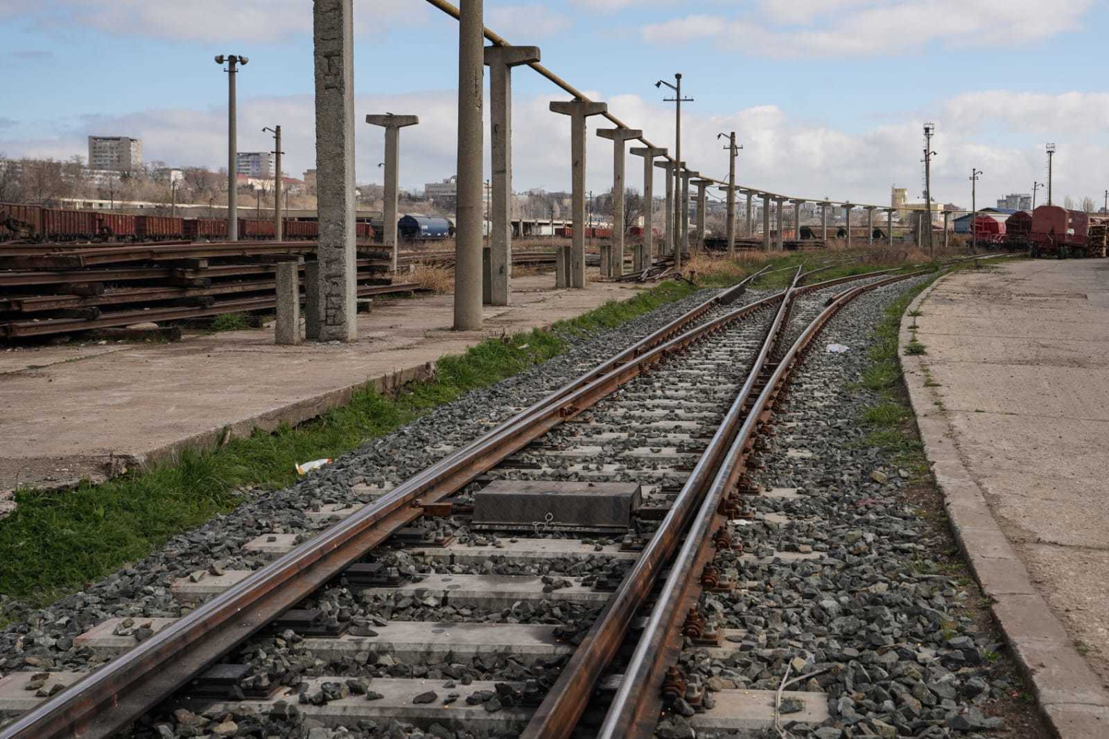 Primele şine de cale ferată din Portul Constanţa, vechi de peste un secol, scoase din uz – FOTO