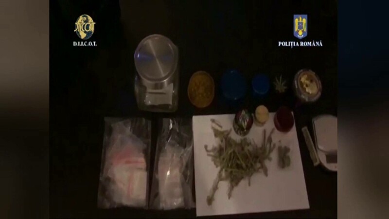 Canabis și cocaină de vânzare – oferta unor tineri care vindeau droguri în Ploiești. 35 de persoane au fost duse la audieri