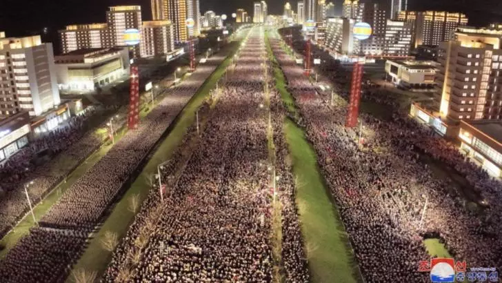 Mii de coreeni scoși în stradă să „sărbătorească” finalizarea unor proiecte de locuințe. FOTO cu oamenii „dornici” să-l aplaude pe Kim Jong Un