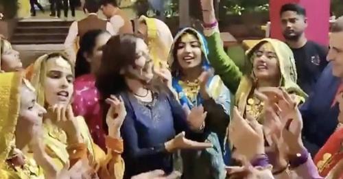 Dans viral cu ambasadoarea României la New Delhi: A “rupt” scena la o sărbătoare tradițională indiană VIDEO