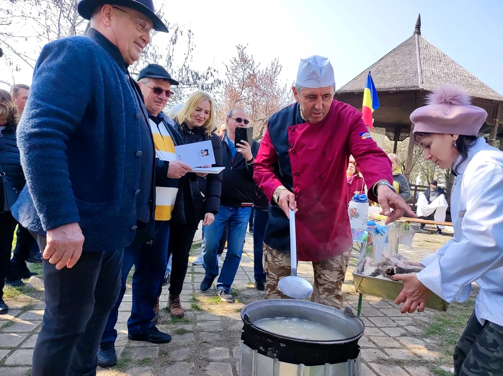 Mircea Dinescu, la Festivalul Scrumbiei: „Mitul că borșul pescăresc se face cu apă din Dunăre este fals!“