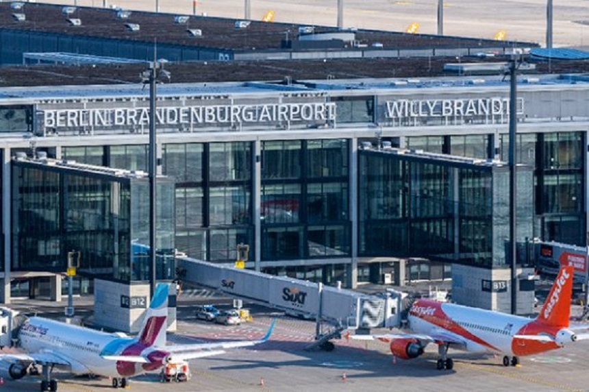 Aeroportul din Berlin a anulat toate decolările de avioane de luni, din cauza unei greve