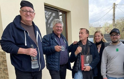 Actorul Robert Knepper a petrecut Paștele ortodox într-un sat românesc, la Bogați. T-Bag din ”Prison Break” a testat țuica lui Bebe Cotimanis /FOTO