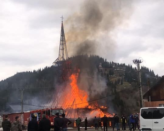 Biserica de lemn din Maramureș a ars în totalitate. Pompierii nu au putut stinge flăcările VIDEO