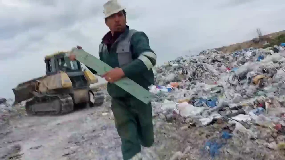 Activist, bătut la groapa de gunoi din Târgoviște. Agresiunea a fost filmată VIDEO